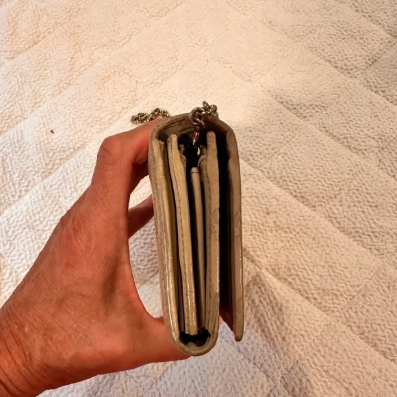 Gucci Beige Embossed Leather Clutch - Picture 4 of 10